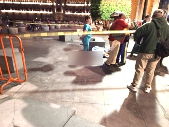 TRISTEZA: Mujer cae muerta afuera del edificio de gobierno; estaba enferma