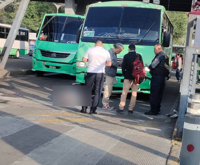 TERRIBLE: Señor estaba en el paradero y termina abajo de un camión