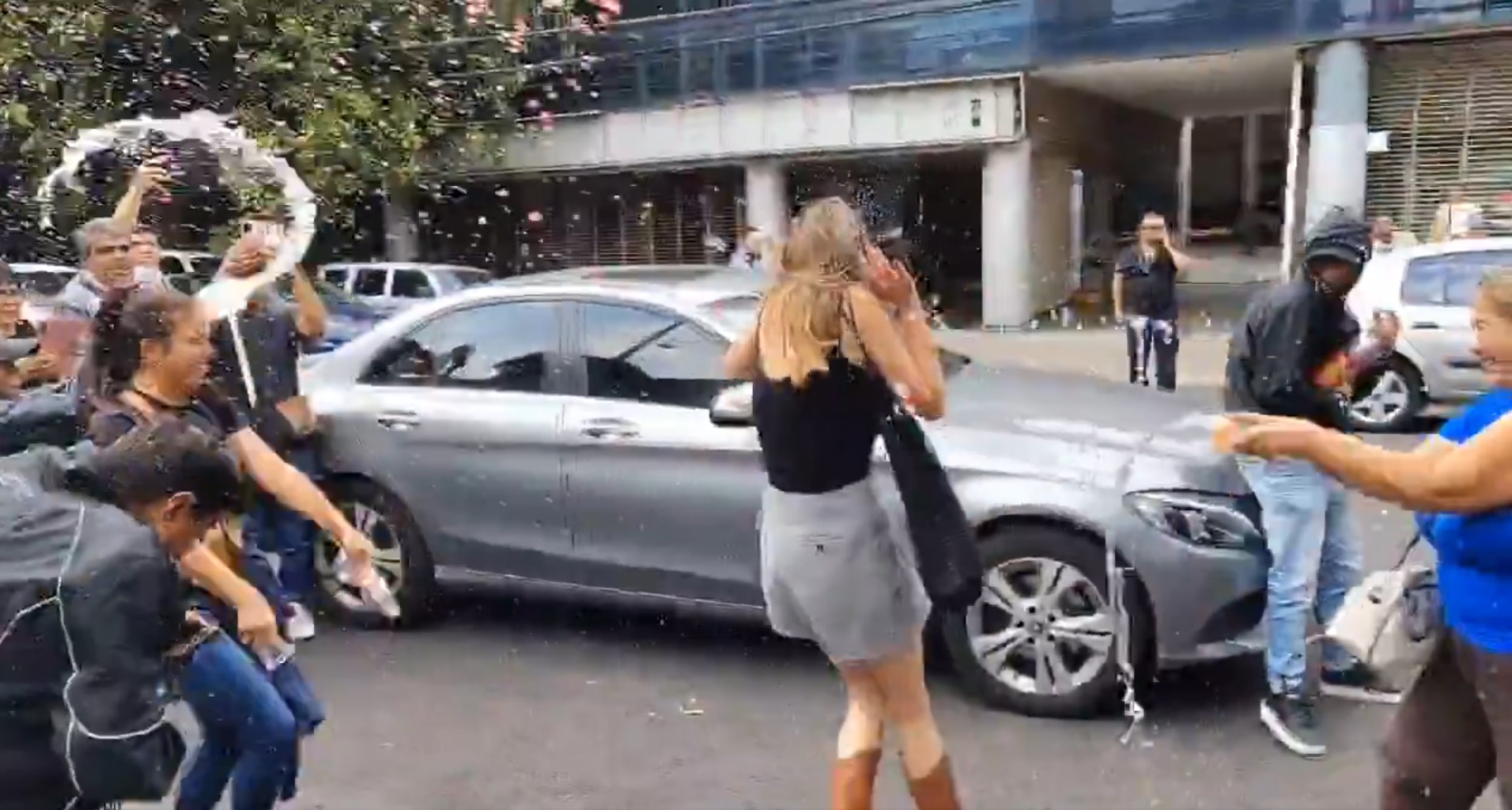 VIDEO: ‘¡Lárgate!’; agreden y ‘bañan’ a #LadyRacista al salir del juzgado