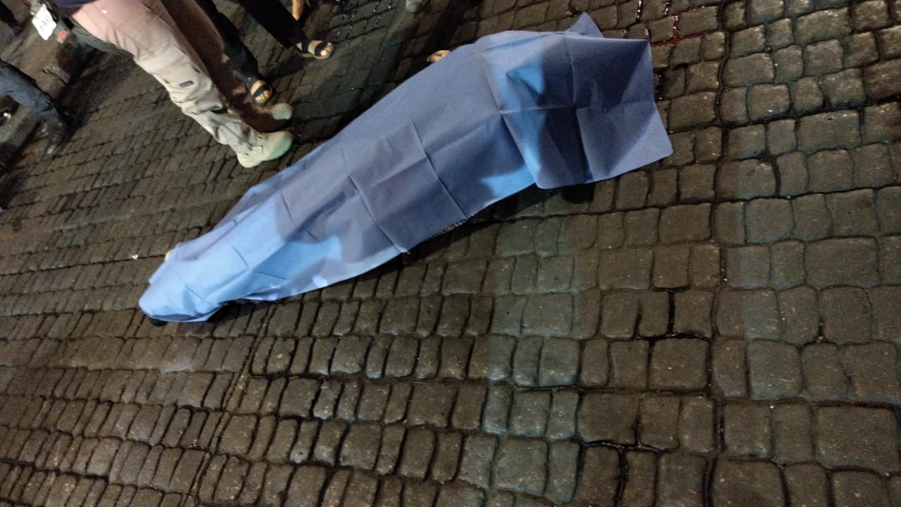 TERRIBLE: Abuelo cruzaba la calle solo y un motociclista se lo llevó