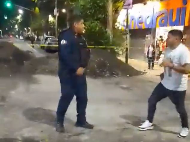 VIDEO: ‘¡Que yaaaaaa!’; policía es sometido y pierde pelea fácilmente