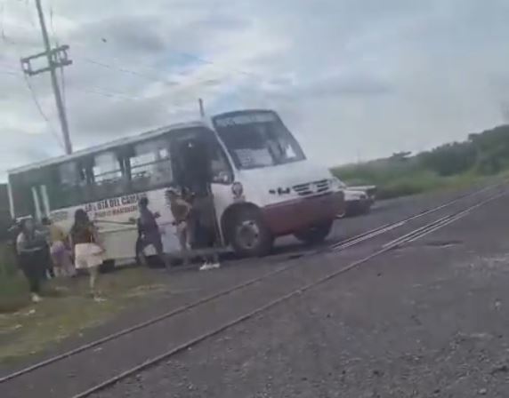 VIDEO: Pasajeros huyen por sus vidas en la vías del tren; el chofer fue a cambiar un billete