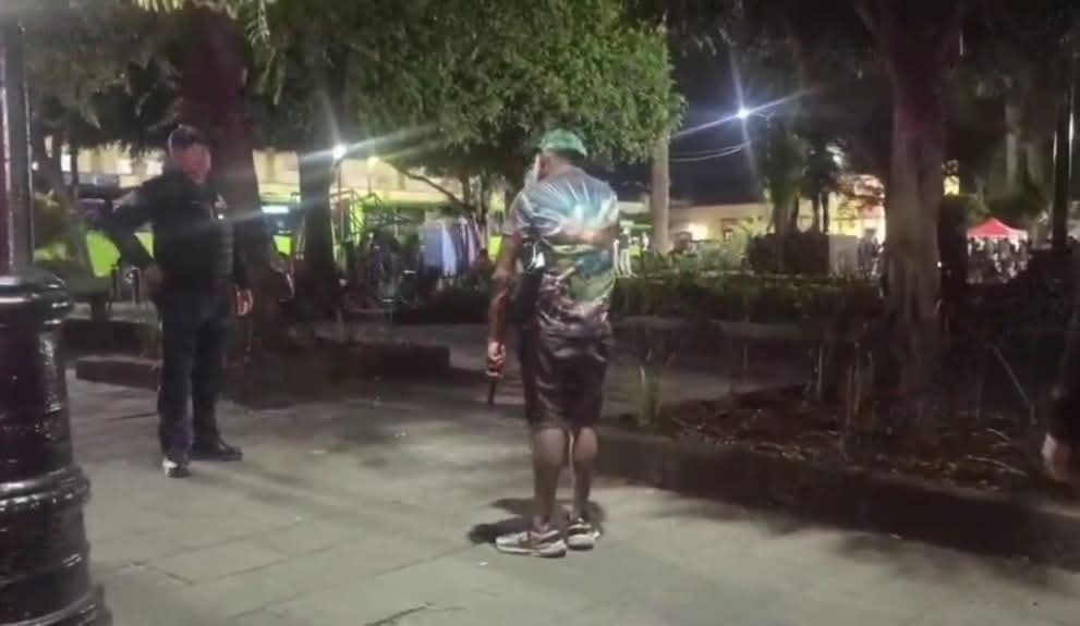 VIDEO: ‘¡Ya tíralo!’; sujeto roba un cuchillote y amenaza a policías