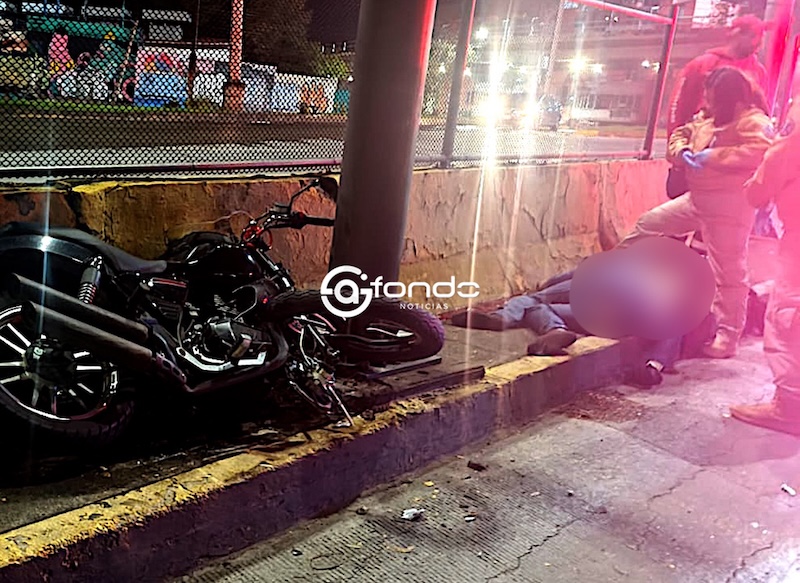LAMENTABLE. Joven motociclista choca contra muro de contención y pierde la vida