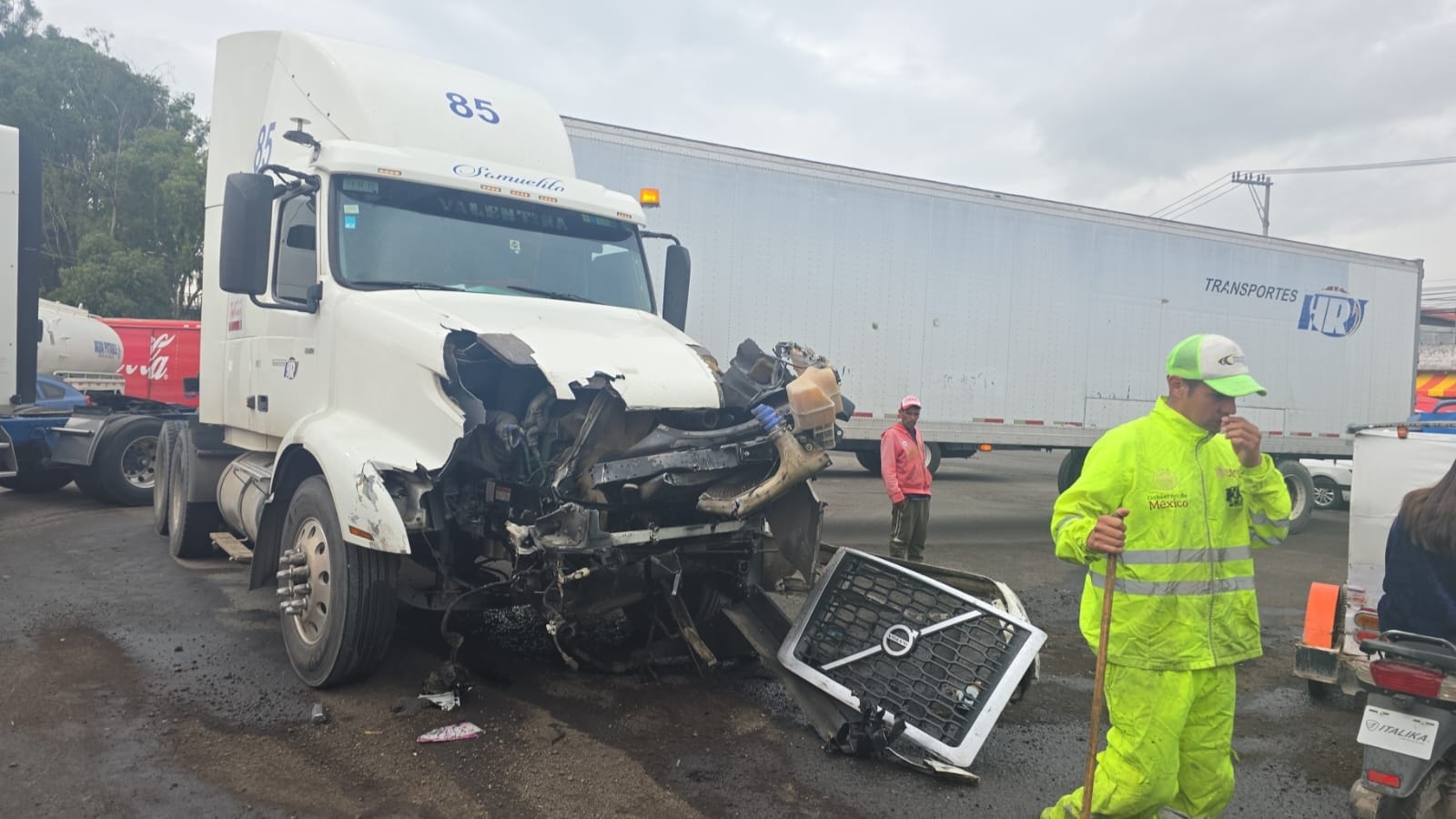 ÚLTIMA HORA: Choque entre tráileres desquicia importante carretera de Edomex