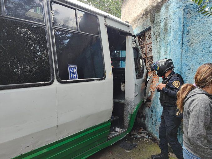 CAFRE: Microbusero pierde el control, destroza una casa y deja varios heridos