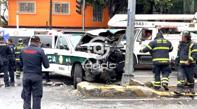 VIDEO. Cámaras graban fuerte choque; policías destrozan patrulla y un auto