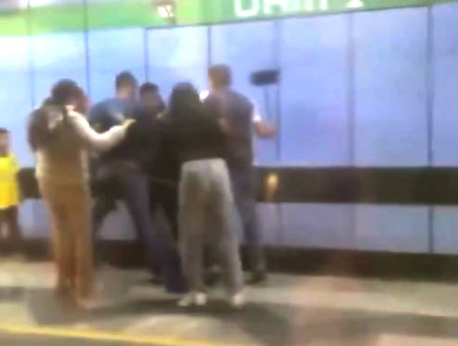 VIDEO: Vagoneros con todo y niño dan golpiza a policía en el Metro