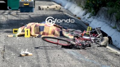 LAMENTABLE. Sobre el pavimento quedaron unos tenis, unos guantes, una bicicleta destrozada y el cuerpo de un hombre
