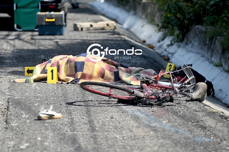 LAMENTABLE. Sobre el pavimento quedaron unos tenis, unos guantes, una bicicleta destrozada y el cuerpo de un hombre
