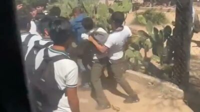 VIDEO: Estudiantes de Conalep golpean a un adulto afuera de su escuela