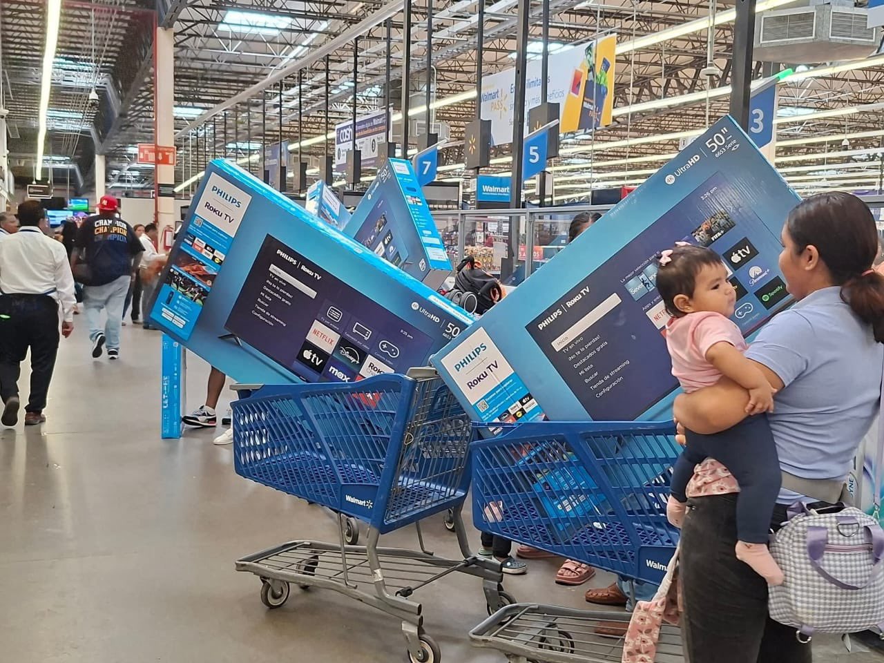 VIDEO: Pantallas a $300 desatan caos y violencia en una tienda Walmart
