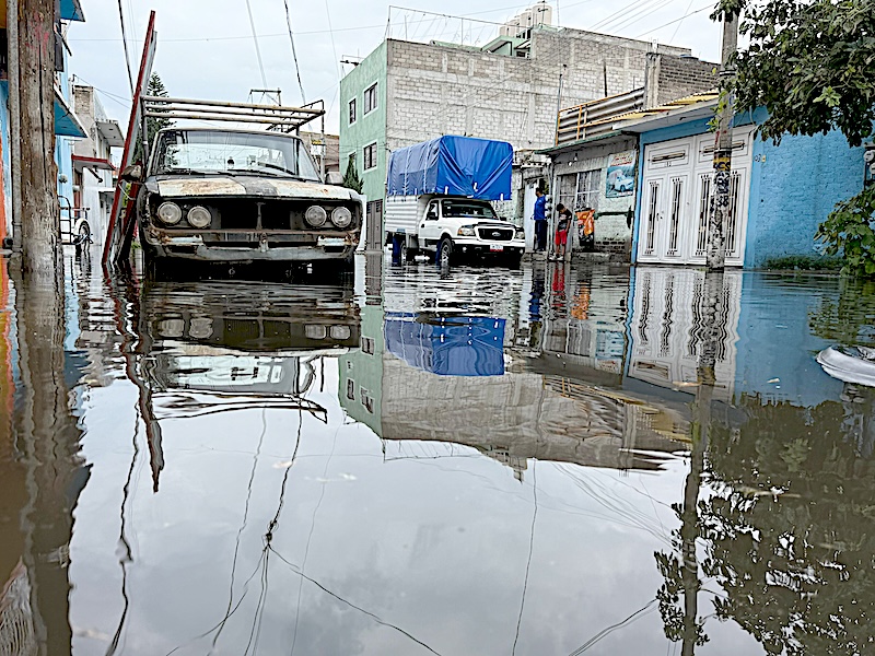 EMERGENCIA. Miles de casas inundadas en Neza; afectados furiosos porque no reciben ayuda