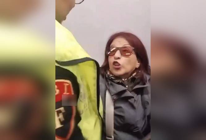 VIDEO: ‘¡Ya cállese, señora!’; mujer inventa que un usuario le pegó y la sacan del Metro