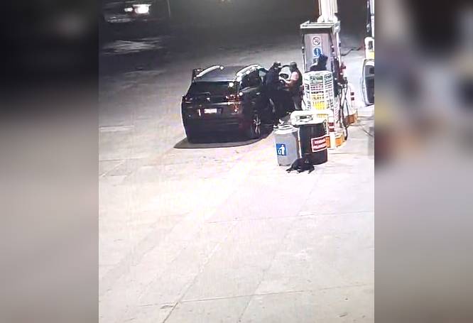 VIDEO: Pareja fue a cargar gasolina y sujetos armados les hicieron pasar un infierno