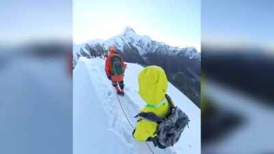VIDEO: Alpinista muere al soltarse de la cuerda e intentar tomarse una selfie