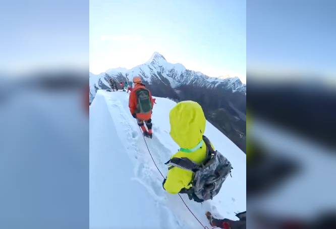 VIDEO: Alpinista muere al soltarse de la cuerda e intentar tomarse una selfie