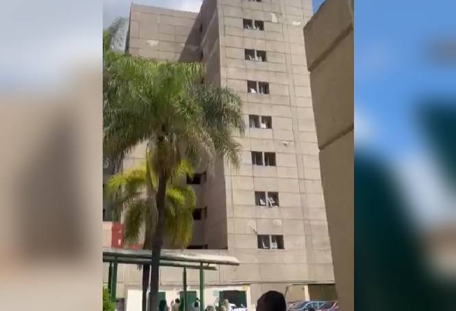 VIDEO: Jovencita escapa de urgencias y desata el pánico en hospital del IMSS