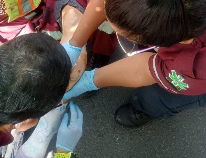 ATENCIÓN: Guadalupe y Nélida trabajan limpiando las calles y un motociclista se las llevó