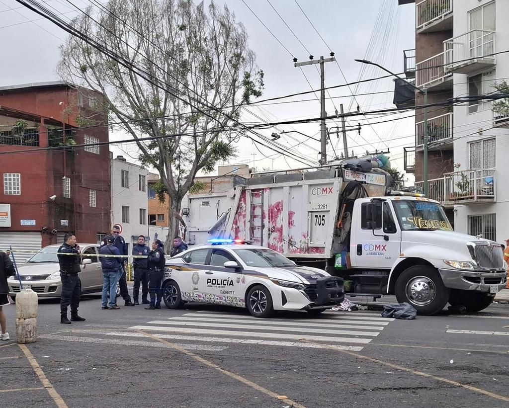 DRAMÁTICO. Abuelita cruzaba la calle y termina sin vida debajo de un camión de basura
