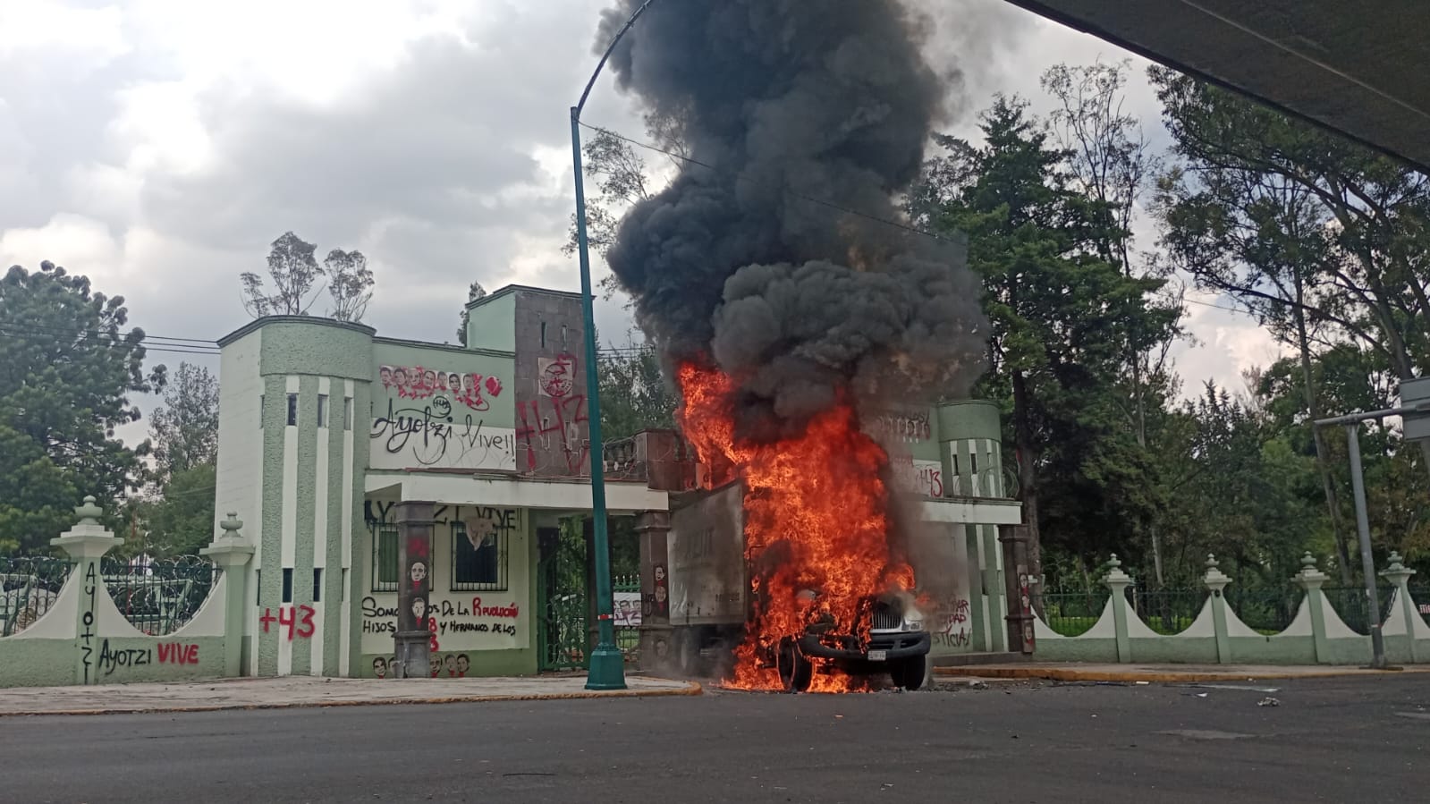 VIDEOS. Encapuchados queman camión y destrozan puerta de Campo Militar a 11 años de Ayotzinapa