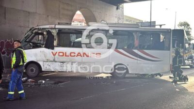 VIDEO. ‘No se vale’; chofer de autobús a exceso de velocidad ocasiona grave accidente