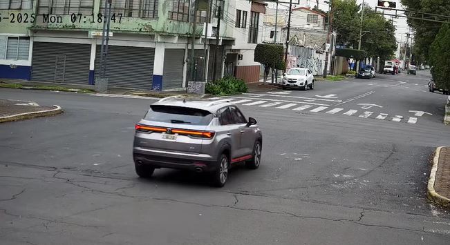 VIDEO: Conductor ignora la luz del semáforo y ocasiona grave accidente
