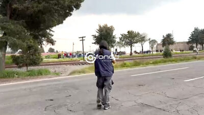 VIDEO URGENTE. Automovilista desesperado saca un arma y balea a personas que bloqueaban carretera