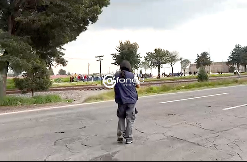 VIDEO URGENTE. Automovilista desesperado saca un arma y balea a personas que bloqueaban carretera