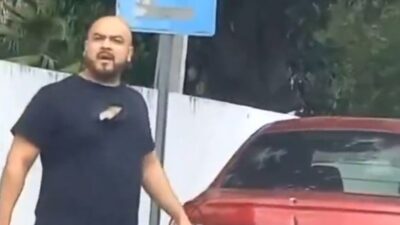 VIDEO: Conductor tira de un batazo en la cara a un señor de la tercera edad