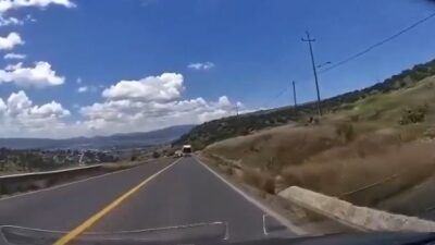 VIDEO: Conductor hace un rebase ilegal y casi ocasiona una tragedia
