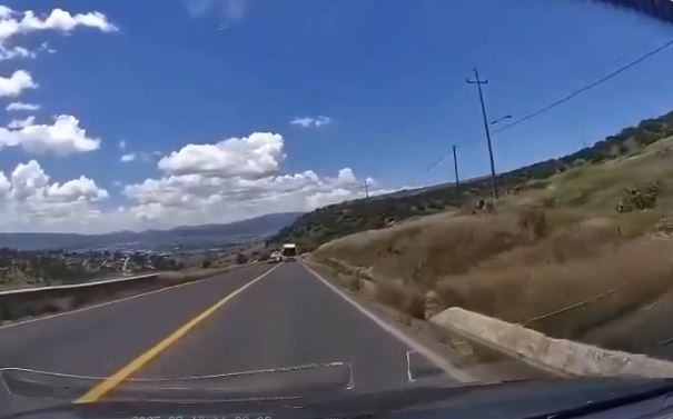 VIDEO: Conductor hace un rebase ilegal y casi ocasiona una tragedia