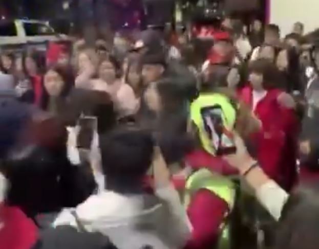 VIDEO: Graban violenta pelea entre jovencitas del Cetis; policías intervienen