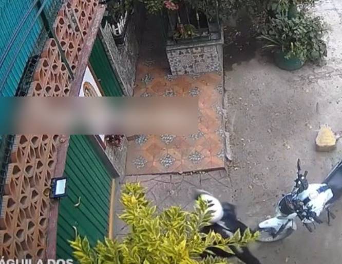 VIDEO: Cobrador de Elektra orina altar de la Virgen de Guadalupe