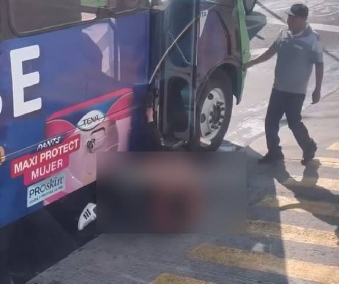 VIDEO: Choferes de camión sin playeras se dan con todo por el pasaje