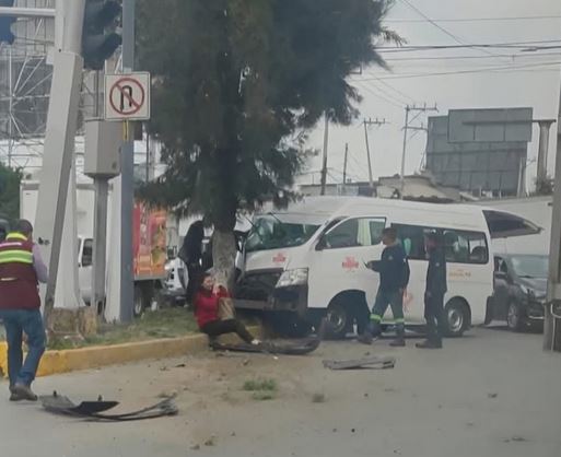 VIDEO: Combi invade carril del Mexibús y se estrella contra un árbol; hay 15 heridos
