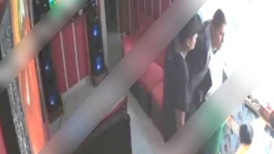 VIDEO: ‘¡Ya no, por favor!’; criminales usan una cubeta para torturar a una señora