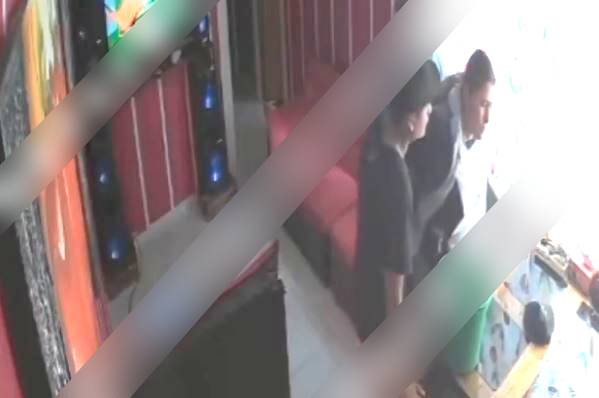 VIDEO: ‘¡Ya no, por favor!’; criminales usan una cubeta para torturar a una señora