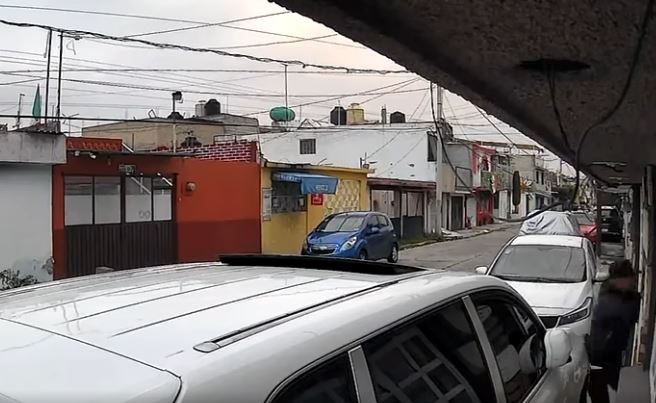 VIDEO: Abuelita huye aterrada de un asaltante armado en Ecatepec
