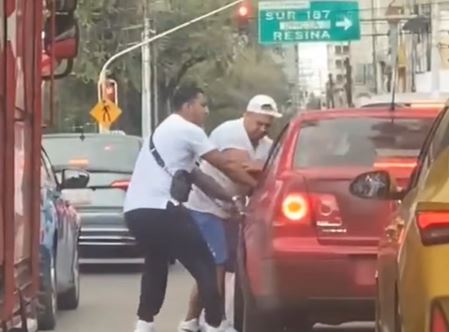 VIDEO: Sujetos golpean a conductor, destrozan vidrios y nadie hace nada
