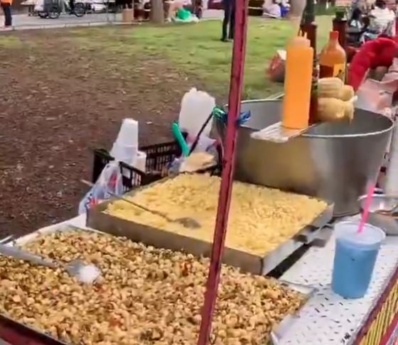 VIDEO: ‘Es que es zona turística’; vendedora de elotes se hace viral por el precio exagerado