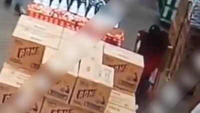 VIDEO: Empleado de Bodega Aurrerá reporta a farderos y recibe golpiza