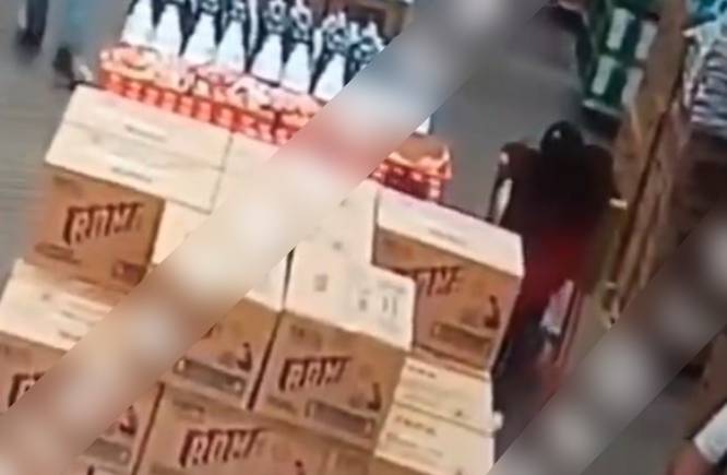 VIDEO: Empleado de Bodega Aurrerá reporta a farderos y recibe golpiza