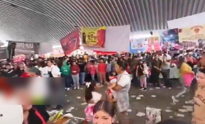 VIDEO: Mujeres se dan con todo por un lugar en la fila en la ‘Feria del Taco’