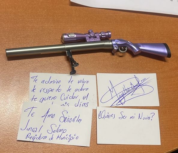 PÁNICO: ‘¿Quieres ser mi novia?’; dejan ‘rifle’ con un mensaje en oficina de regidora