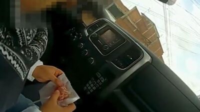 VIDEO: ‘Mi mamá’; niño se escapa del kínder, nadie se da cuenta y un policía lo rescata