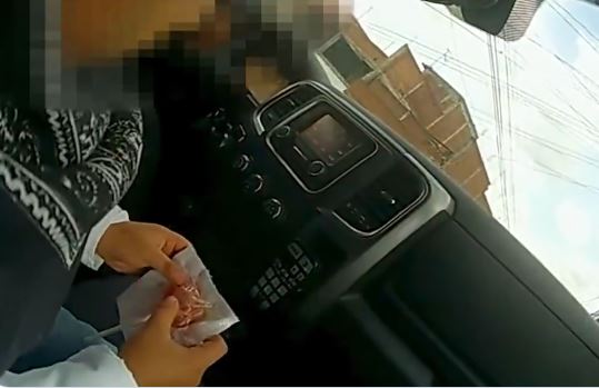 VIDEO: ‘Mi mamá’; niño se escapa del kínder, nadie se da cuenta y un policía lo rescata