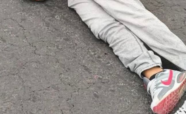 TERRIBLE: Él cambiaba la llanta de una camioneta cuando le cayó encima