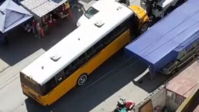 VIDEO: Joven madre salva a su bebé, pero el camión le pasa encima