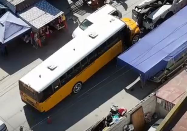 VIDEO: Joven madre salva a su bebé, pero el camión le pasa encima